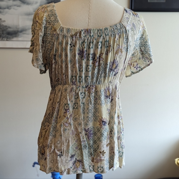 Roe and Doe floral top with adjustable neck line - Picture 3 of 4